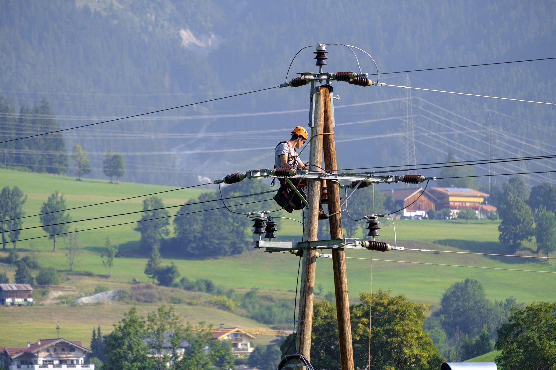 Monteur de ligne en train de faire l'entretien des lignes électriques Jakarto